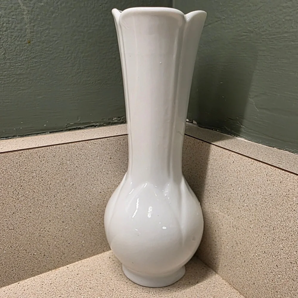 Ceramic Bud Vase‎ 9 Inch White Scalloped Rim Bulbous Base Leaf Detail